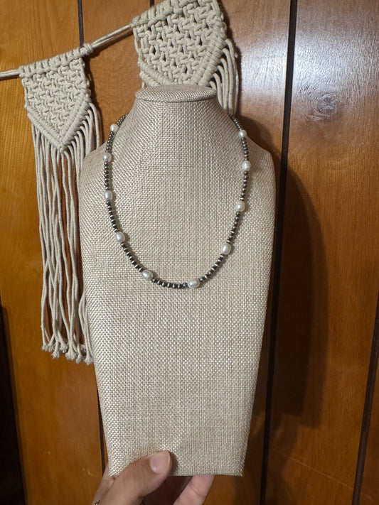 Basic Pearl Necklace