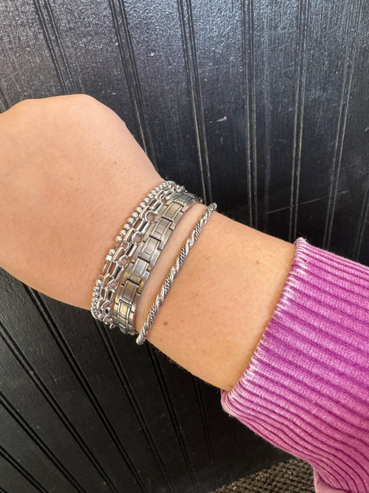 Thin Twist Cuff